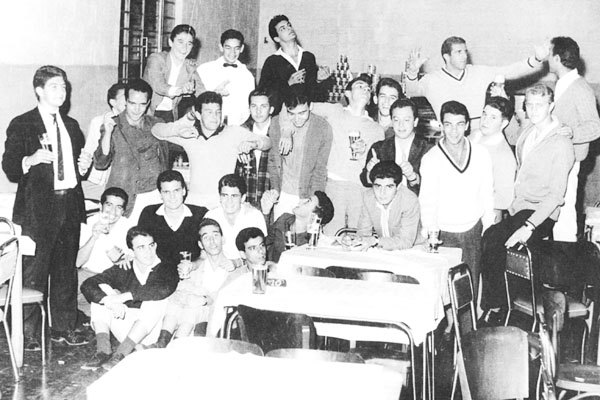 Esta excelente colaboração vem do amigo Luís Cláudio Bassoteli. Era uma festa de aniversário, isso em agosto de 1963, reunindo vários jovens conhecidos da época. Sempre da esquerda para a direita, lá no alto: Moisés Jacinto, um garçom, Belmiro Arruda e Mi